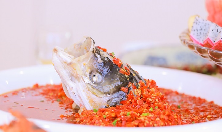 <b>烹饪美食分享——湘菜经典“剁椒鱼头”你是这做的吗？</b>