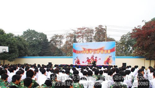 亮点九、新生班级就业指导课讲
座