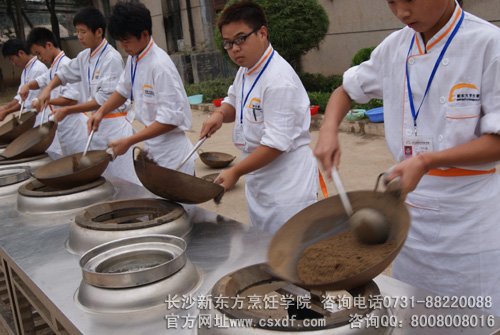 长沙新东方烹饪学院学生展示扎实的基本功技艺