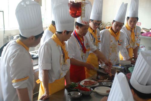 2015年学厨师到哪里?湖南厨师学校长沙新东方