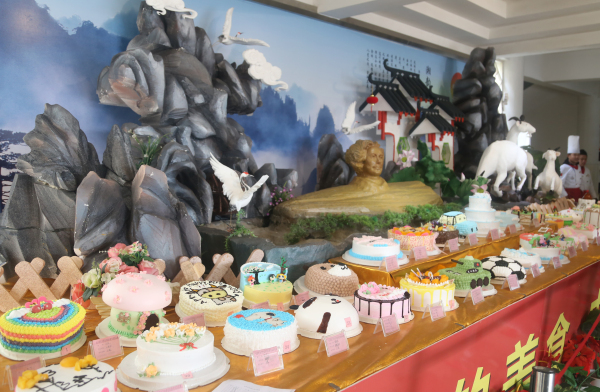 4月10日,长沙新东方烹饪学院一楼教学大厅展台上,各式各样的西点蛋糕