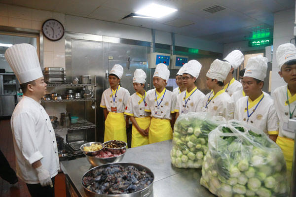 陈厨师长向学生们介绍中餐厨房随后,学生们又来到了五楼的中餐厨房,一