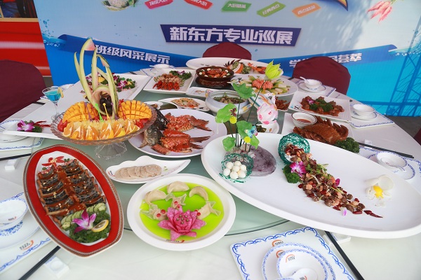 占位8月25日,长沙新东方烹饪学院西点专业、金牌大厨专业巡展隆重举行。来自学校西点专业的一个大型展台和金牌大厨专业的两个宴席展台让人流连忘 返,给全校师生带来一场饕餮盛宴。 西点专业班级风采展示 金牌大厨专业班级风采展示 占位今天的专业巡展分西点专业展示和金牌大厨专业展示,两个专业的学生们都拿出自己最好的作品和才艺展示。