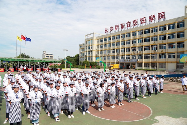 长沙新东方烹饪学院有系统学习甜品的专业课程,欢迎各大甜品爱好者来