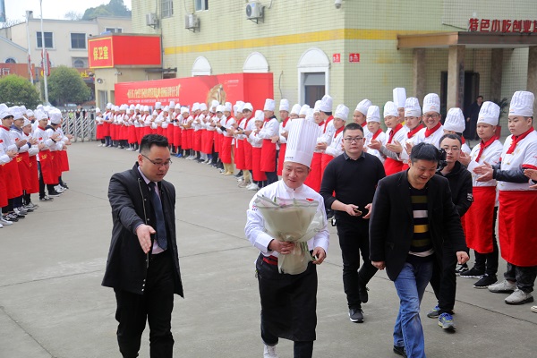 烹饪大师进校园,倾情传授烹饪技巧