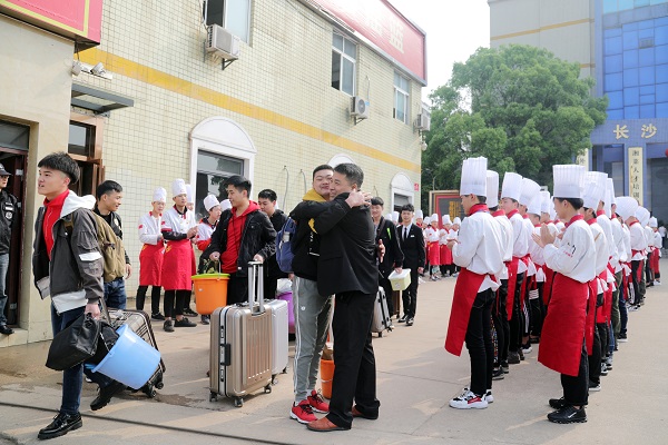定向班学员赴企业就业