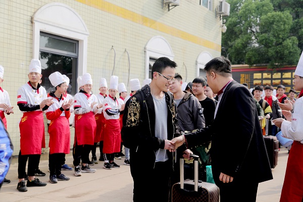 定向班学员赴企业就业