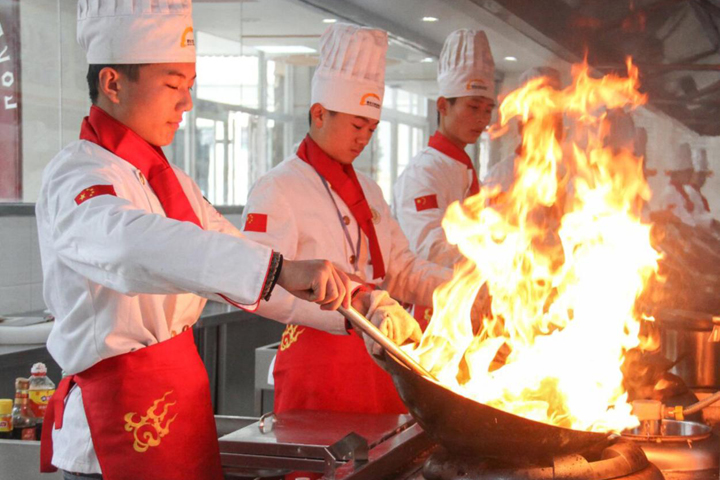 长沙新东方烹饪学校学厨师一年学费多少钱