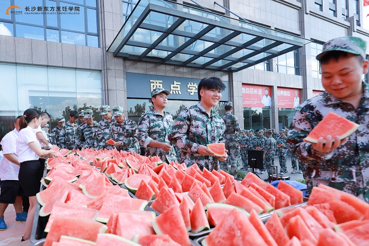 长沙新东方军训暖心一刻:西瓜送清凉,关怀暖人心