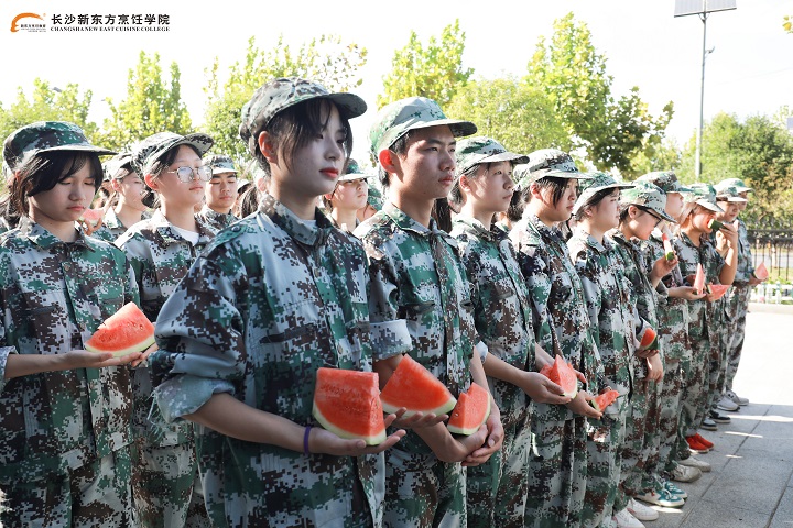 长沙新东方军训暖心一刻:西瓜送清凉,关怀暖人心