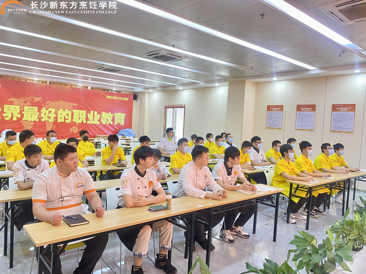 大碗先生区域总厨张雄老师来校授课