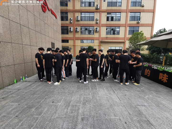 学生在校参加老湘村岗前培训