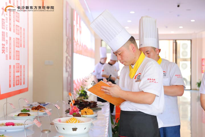 很多人想学厨,那么学厨师要多久才出师?