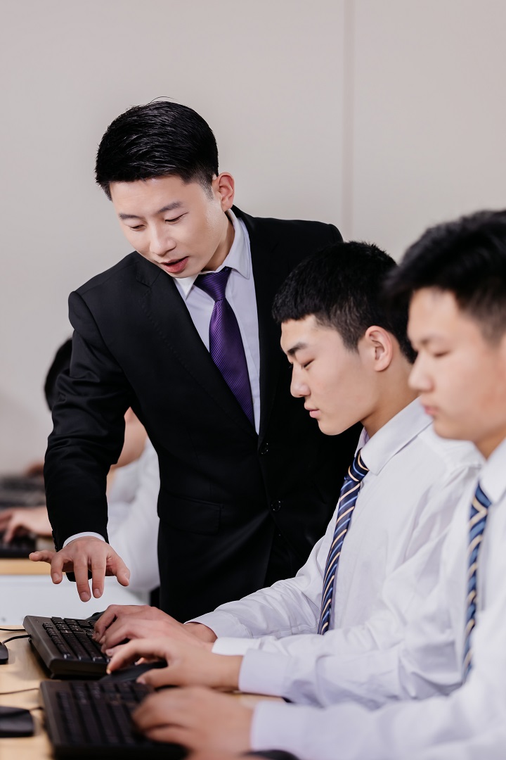 初高中男生读职校