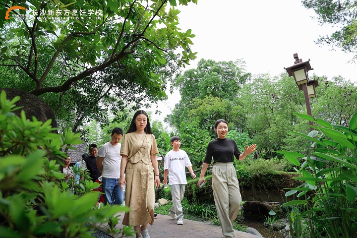 长沙新东方学子走进长沙黑珍珠餐厅——晴溪庄园参观学习