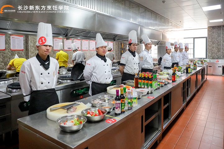 长沙新东方做“六有”新人