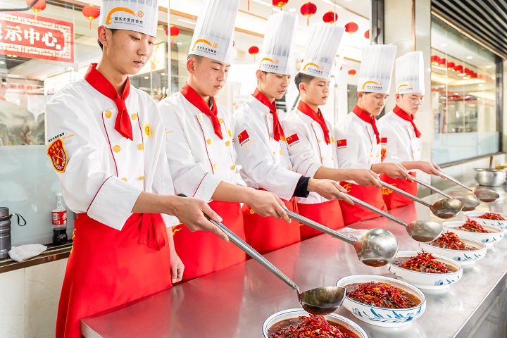 学烹饪去店里当学徒好吗