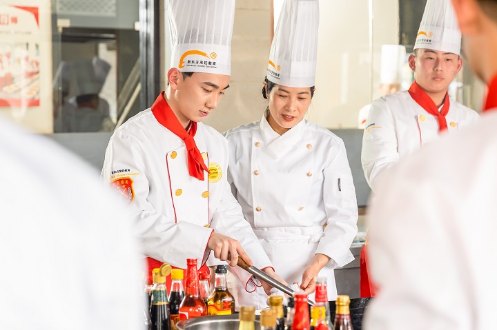 学烹饪去店里当学徒好吗
