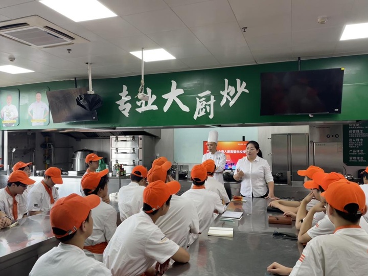 湘菜大师莫崇满走进湖南东方高技开展费大厨产教融合大师课