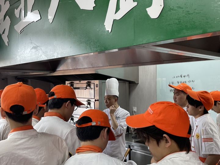 湘菜大师莫崇满走进湖南东方高技开展费大厨产教融合大师课