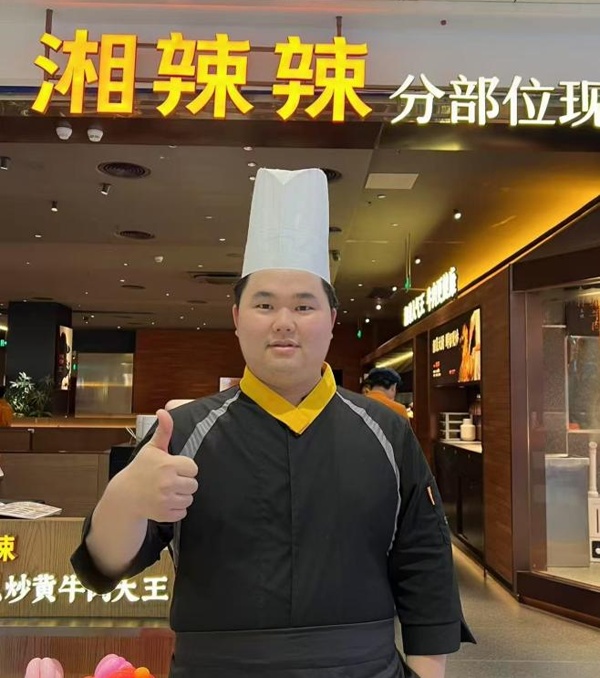 榜样的力量|从灶台到管理:新东方学子邓伟的“火候”人生