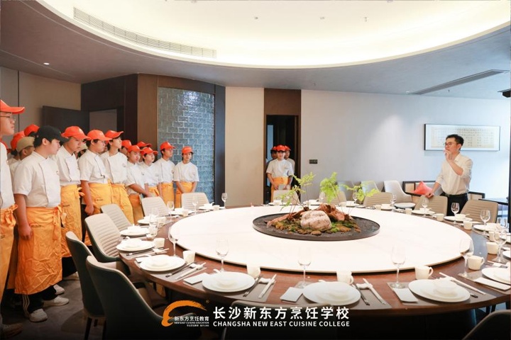 长沙新东方学子走进阿俊迎宾楼
