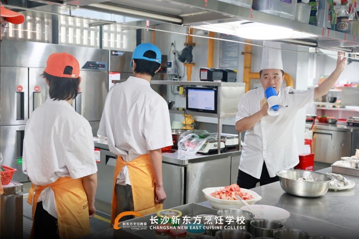 长沙新东方学子走进阿俊迎宾楼