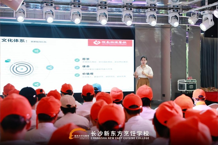 长沙新东方学子走进阿俊迎宾楼