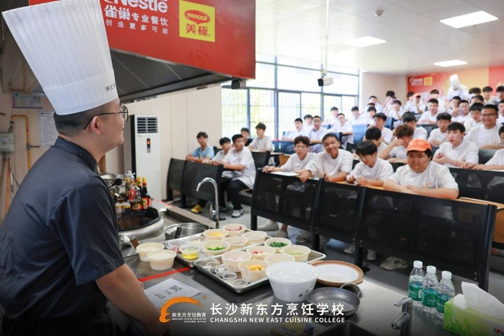 徐记海鲜行政总厨王天山来校授课啦