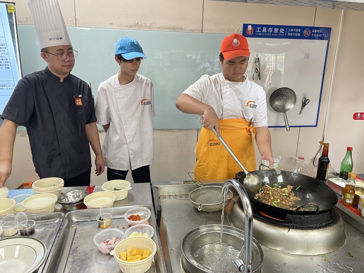 徐记海鲜行政总厨王天山来校授课啦