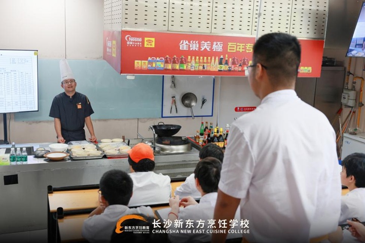 徐记海鲜行政总厨王天山来校授课啦