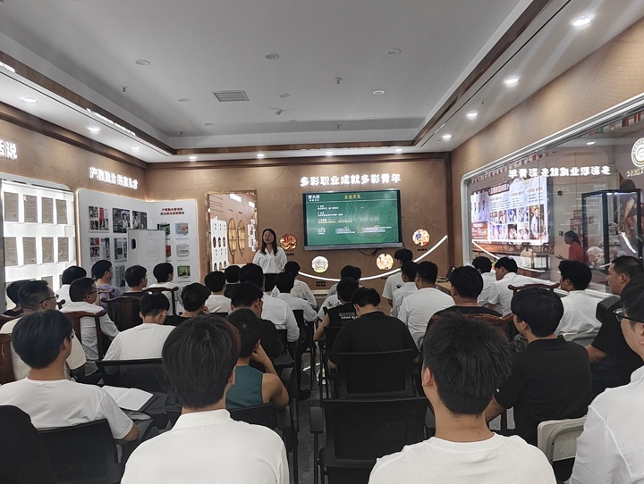 费大厨大咖进校园,为湖南东方高级技工学校学子授业解惑