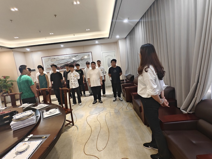 费大厨大咖进校园,为湖南东方高级技工学校学子授业解惑