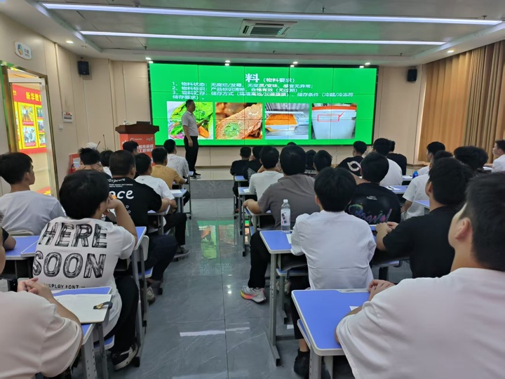 费大厨大咖进校园,为湖南东方高级技工学校学子授业解惑