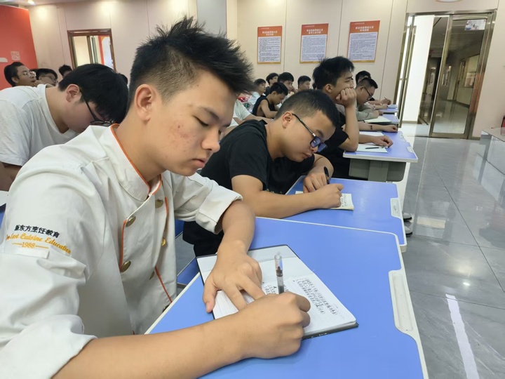 费大厨大咖进校园,为湖南东方高级技工学校学子授业解惑