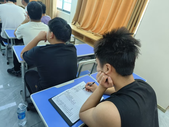 费大厨大咖进校园,为湖南东方高级技工学校学子授业解惑