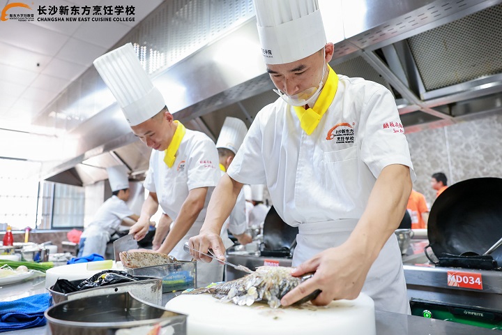 学厨师去厨师学校