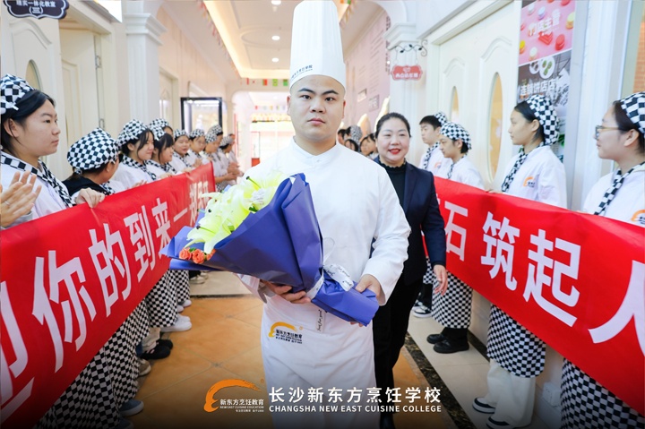 长沙新东方创业学子郑忠林携爆款蛋黄酥返校传经