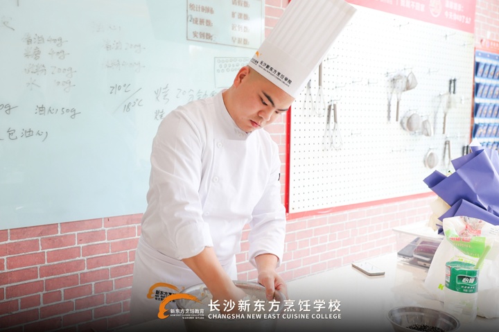 长沙新东方创业学子郑忠林携爆款蛋黄酥返校传经