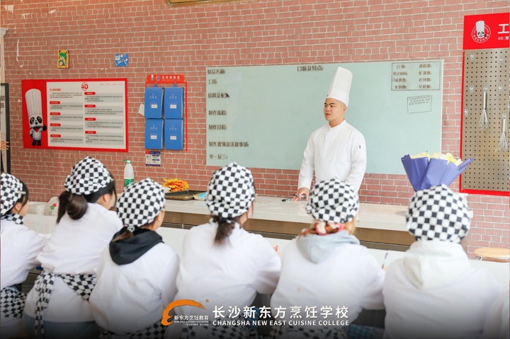 长沙新东方创业学子郑忠林携爆款蛋黄酥返校传经