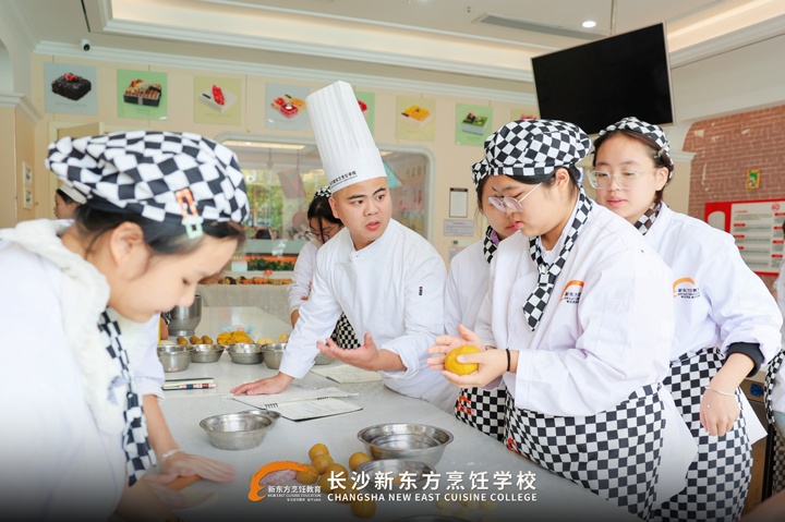 长沙新东方创业学子郑忠林携爆款蛋黄酥返校传经