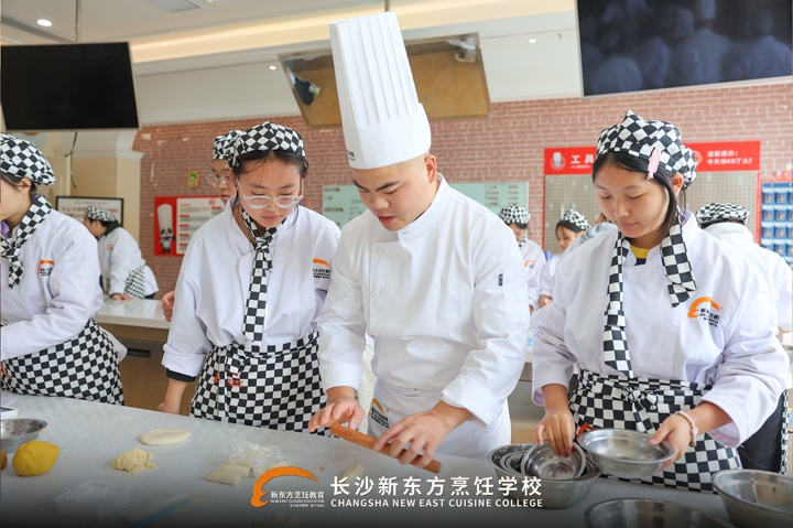 长沙新东方创业学子郑忠林携爆款蛋黄酥返校传经