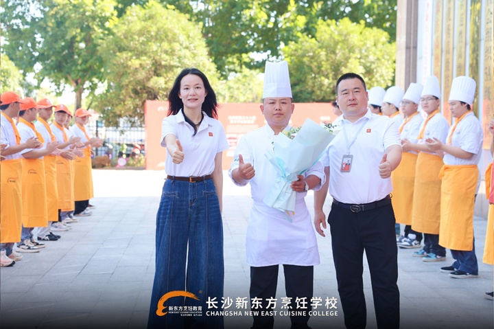 ��ɳ�¶������ѧУ�ܳ�ѧ�ӷ�У������Բ������