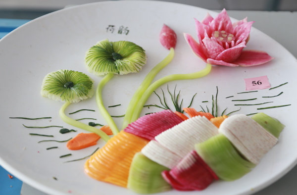 冷拼也称花色冷盘,花色拼盘,工艺冷拼等,是指利用各种加工好的冷菜