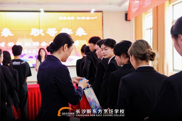 好利来人才预定复试专场在我校圆满举行